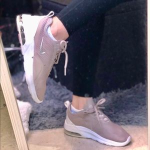 Women’s Nike air max motion 2 7.5